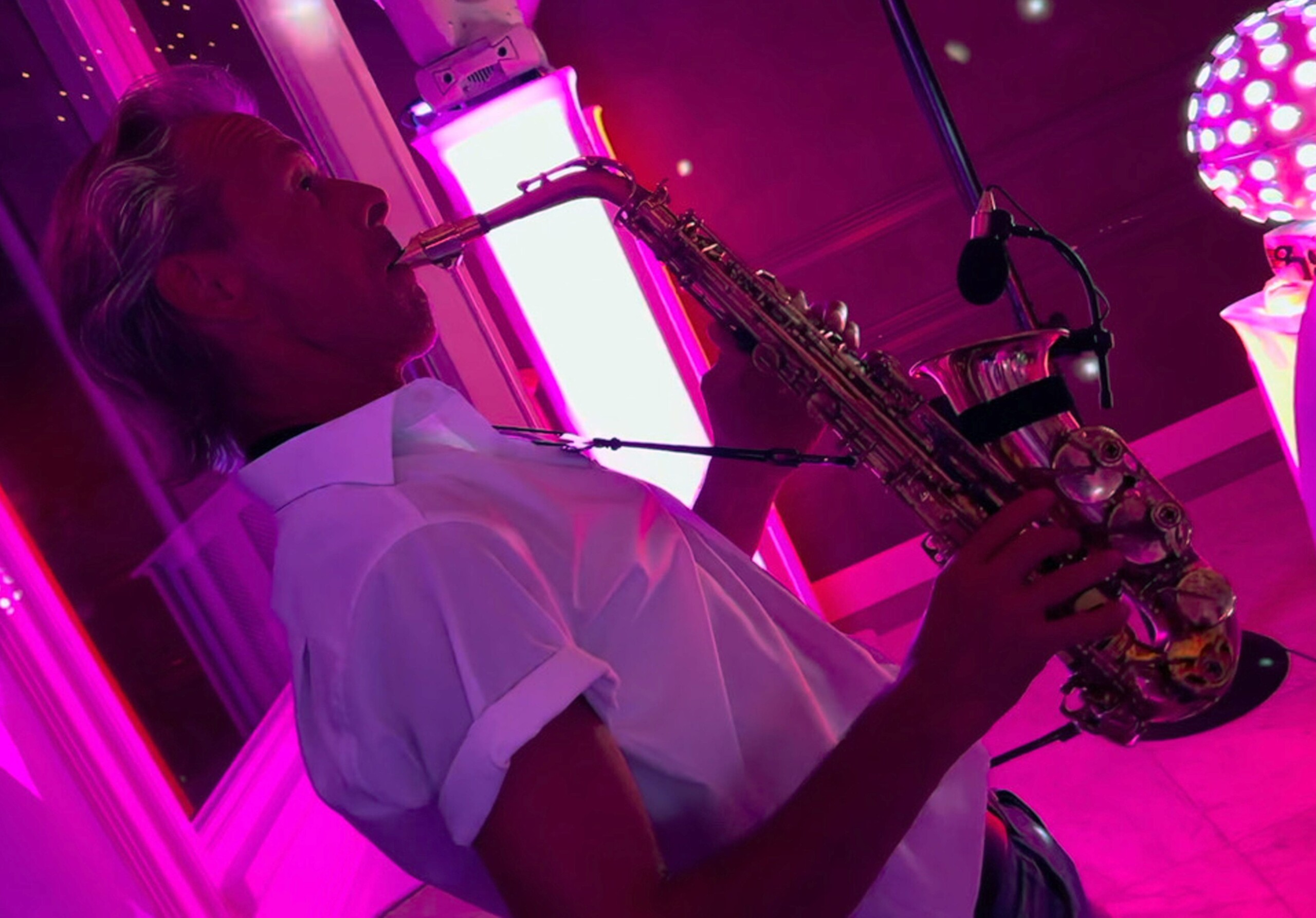 DJ met live saxofonist